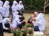 Menghijaukan Lingkungan SMP RUQ dengan Tamanisasi